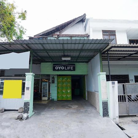 Hotel Oyo Life 2309 Kost Si Mbok Vivi Surabaja Zewnętrze zdjęcie