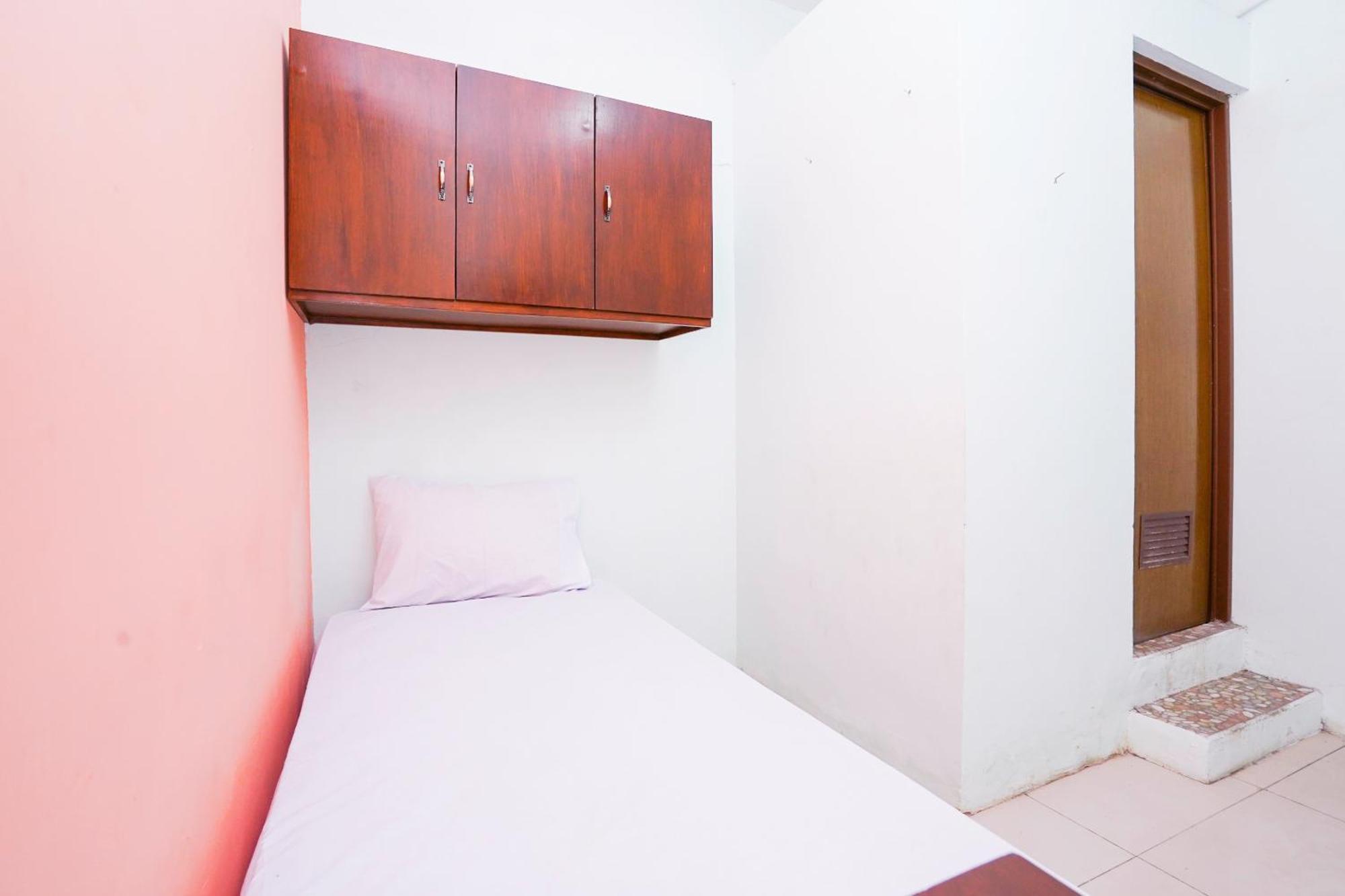 Hotel Oyo Life 2309 Kost Si Mbok Vivi Surabaja Zewnętrze zdjęcie