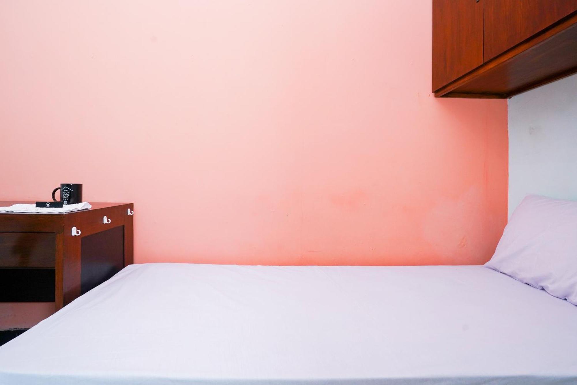 Hotel Oyo Life 2309 Kost Si Mbok Vivi Surabaja Zewnętrze zdjęcie