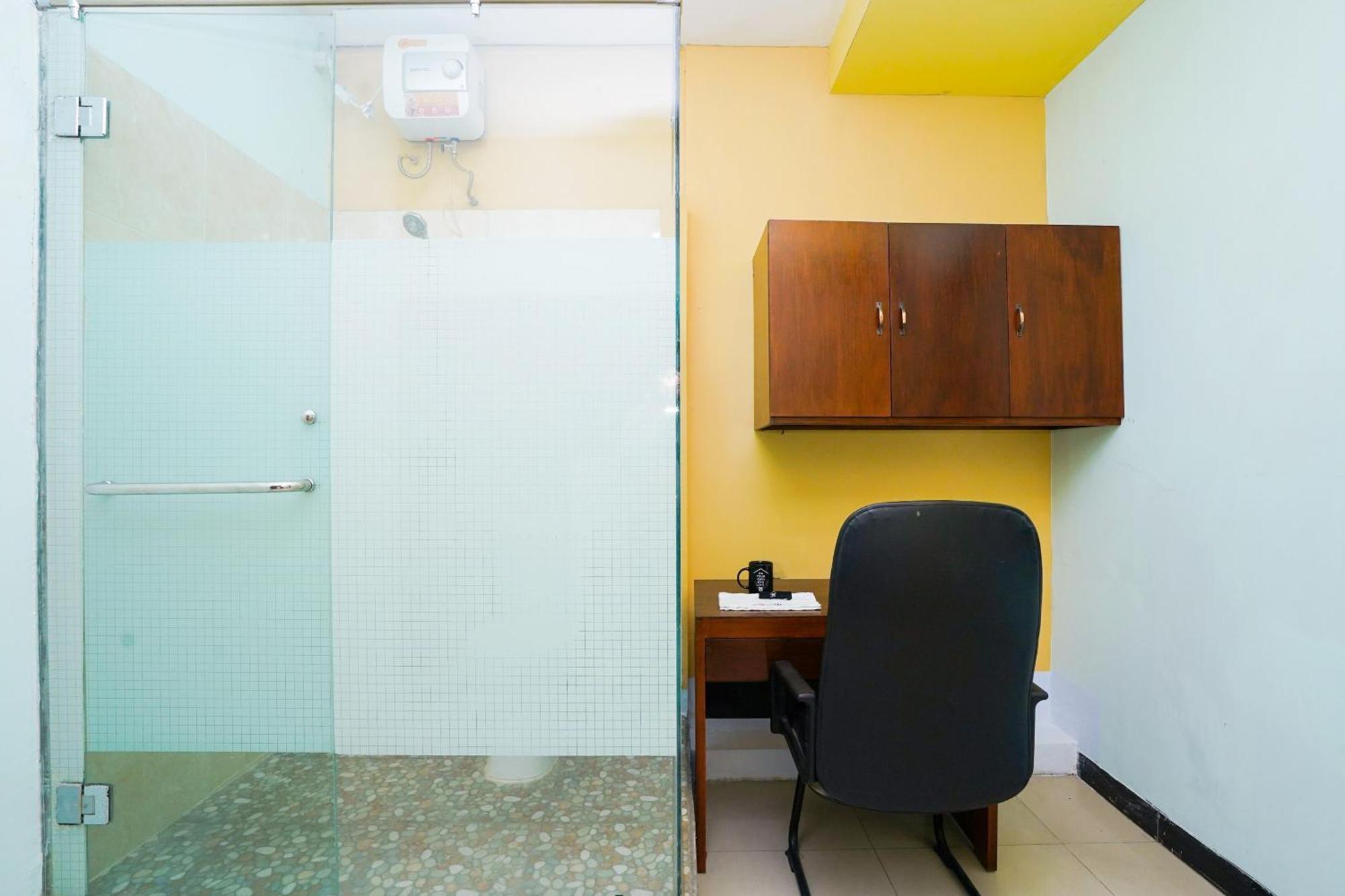 Hotel Oyo Life 2309 Kost Si Mbok Vivi Surabaja Zewnętrze zdjęcie