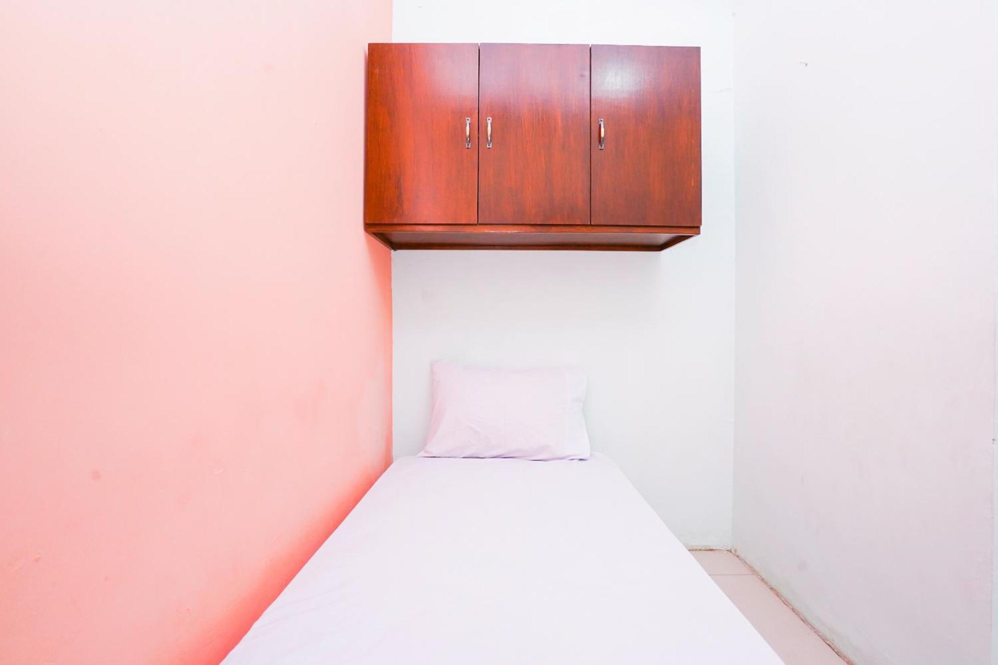 Hotel Oyo Life 2309 Kost Si Mbok Vivi Surabaja Zewnętrze zdjęcie