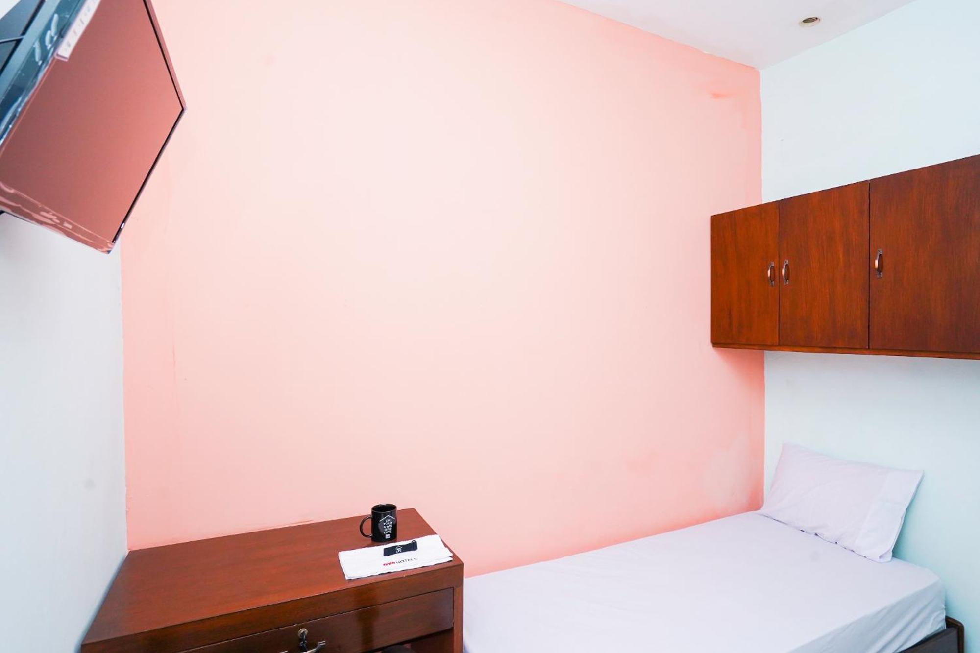 Hotel Oyo Life 2309 Kost Si Mbok Vivi Surabaja Zewnętrze zdjęcie