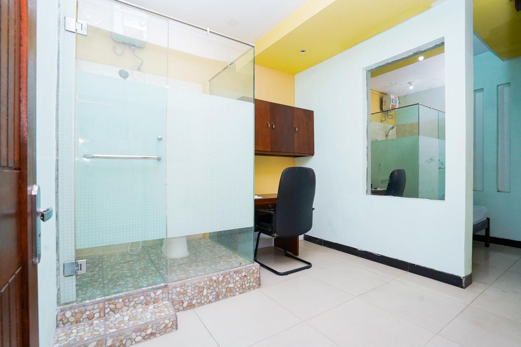 Hotel Oyo Life 2309 Kost Si Mbok Vivi Surabaja Zewnętrze zdjęcie