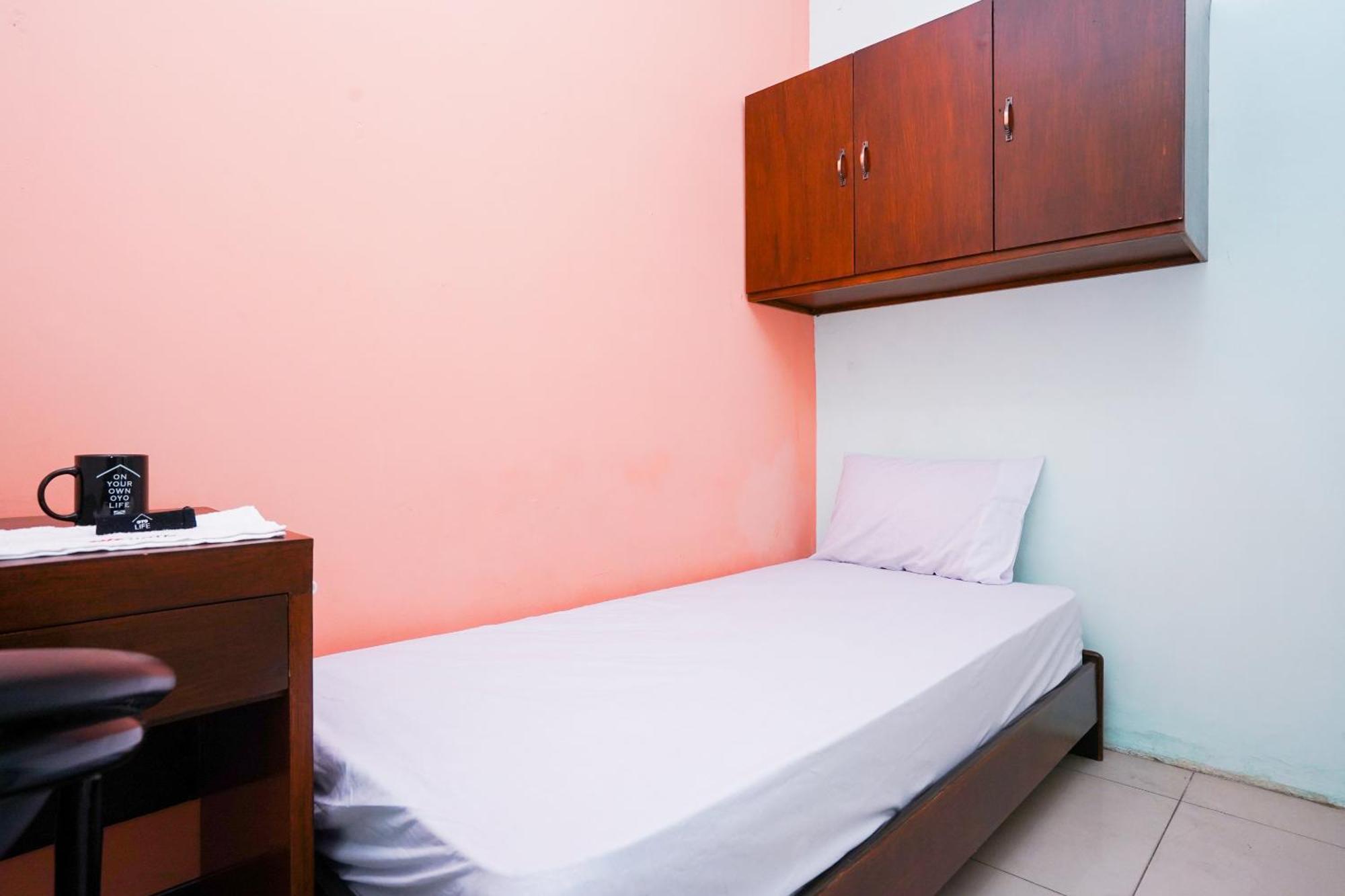 Hotel Oyo Life 2309 Kost Si Mbok Vivi Surabaja Zewnętrze zdjęcie