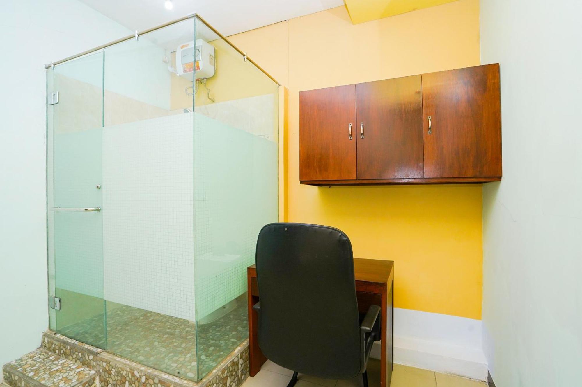 Hotel Oyo Life 2309 Kost Si Mbok Vivi Surabaja Zewnętrze zdjęcie