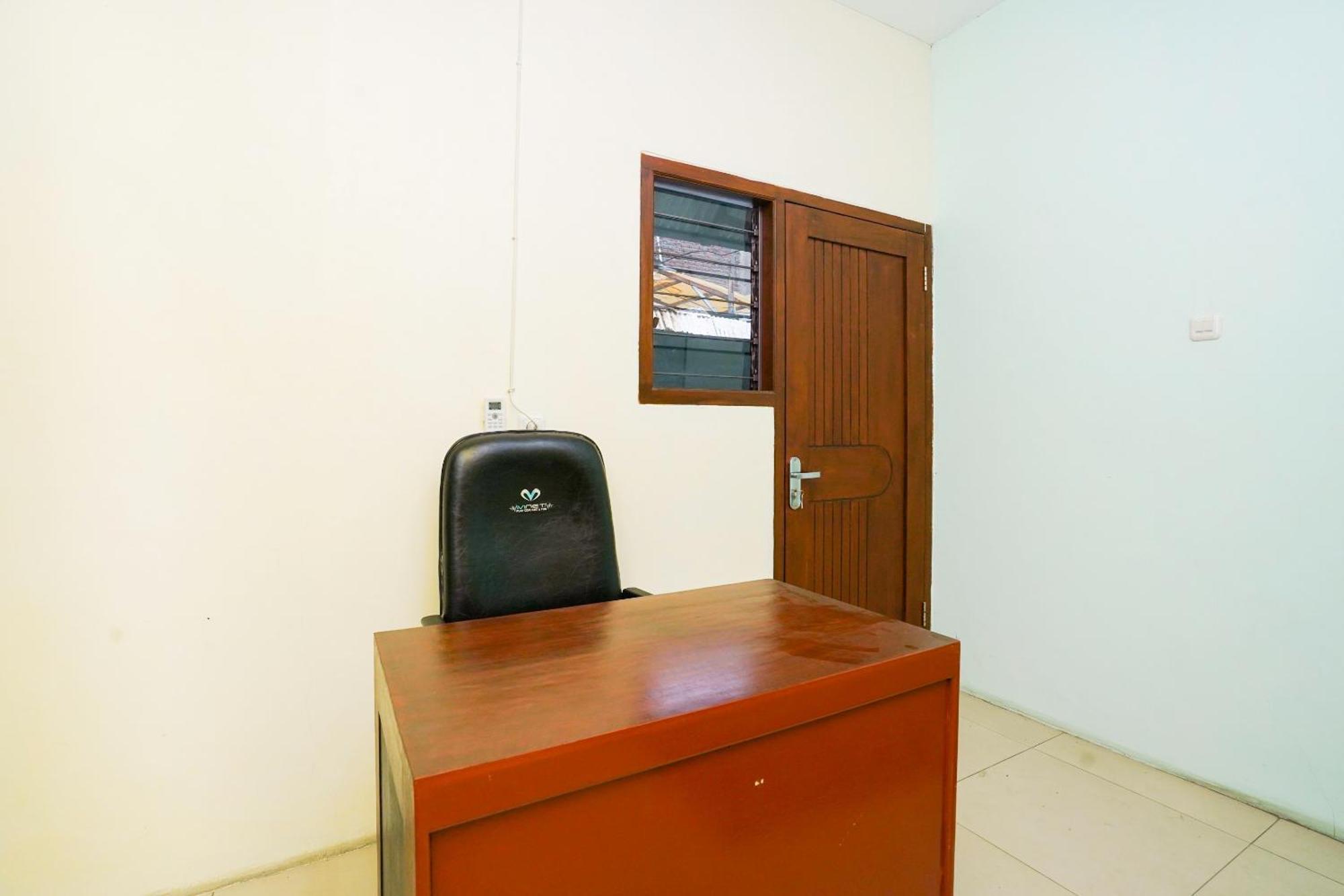 Hotel Oyo Life 2309 Kost Si Mbok Vivi Surabaja Zewnętrze zdjęcie
